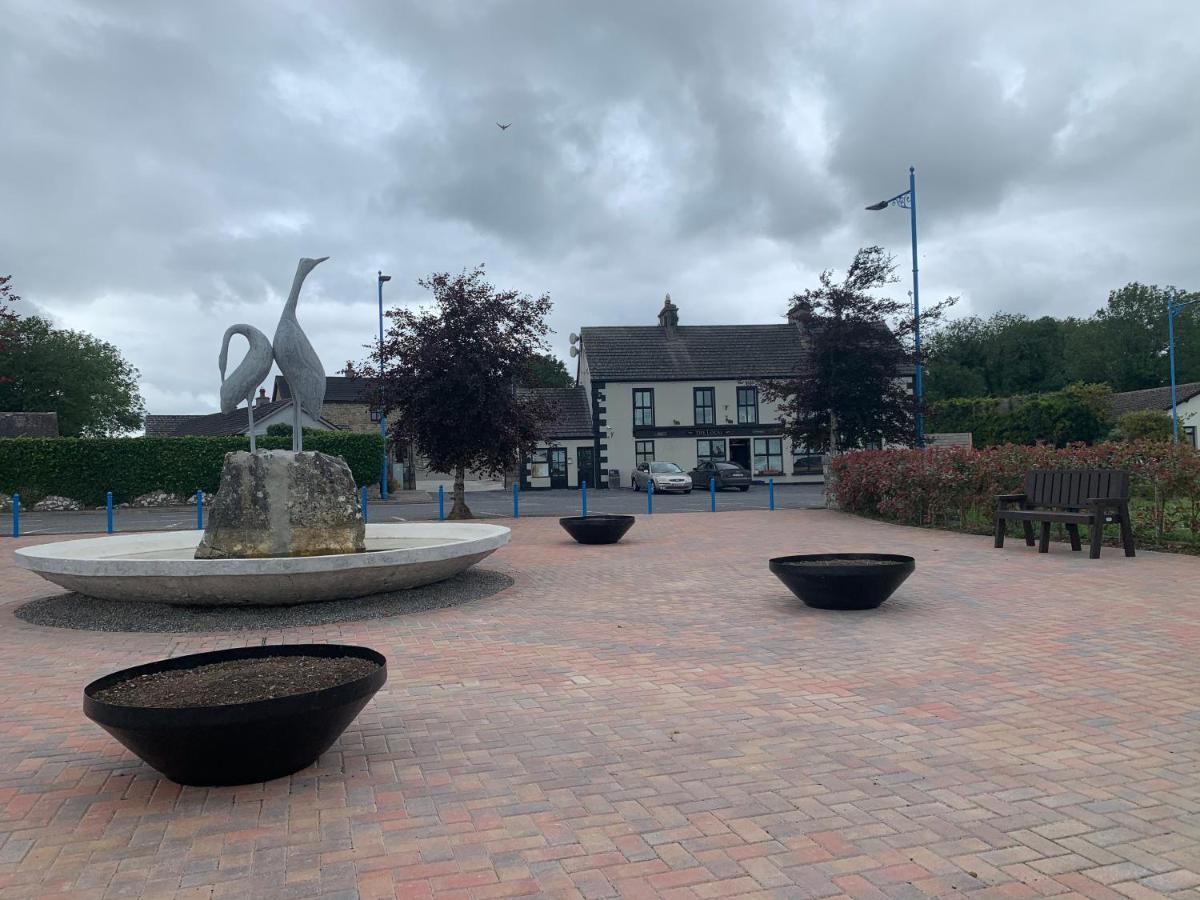 The Local Lodge Longford Exterior foto